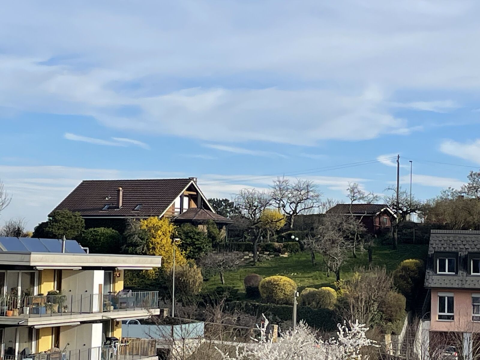 Charmante villa à rénover
avec jardin arboré et annexes