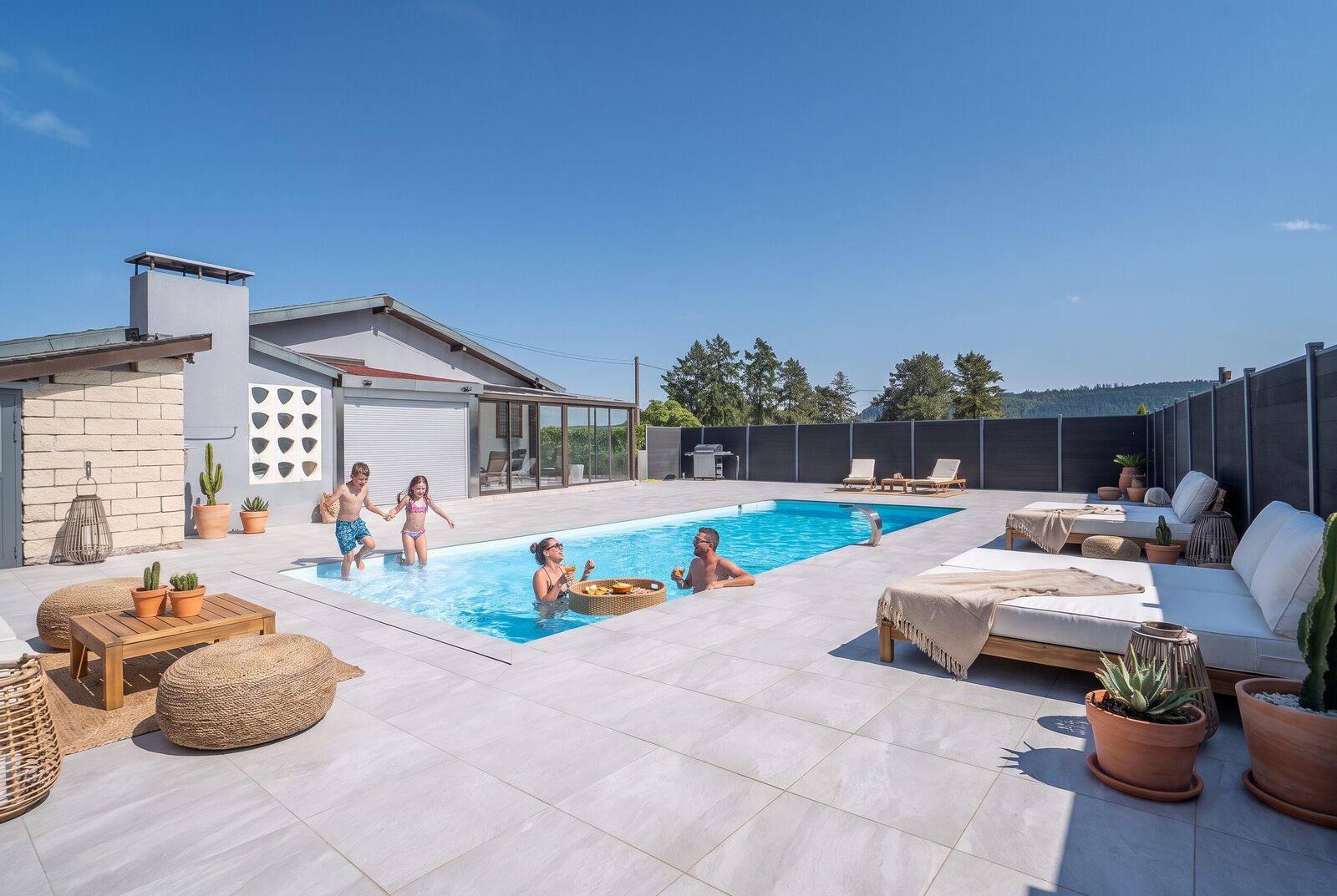 Propriété familiale avec piscine et beaux volumes à aménager