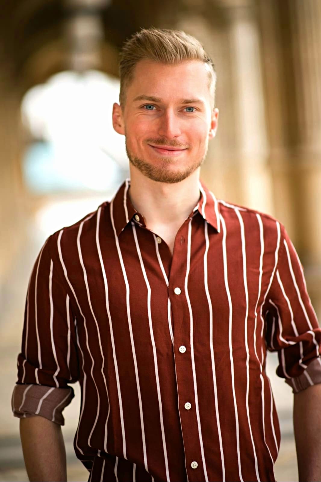 James Blond im gestreiften Hemd zu sehen. 
