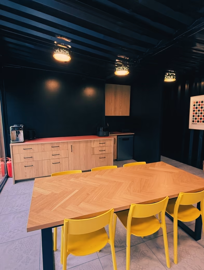Sala spotkań w Osadzie Hygge – ujęcie 2