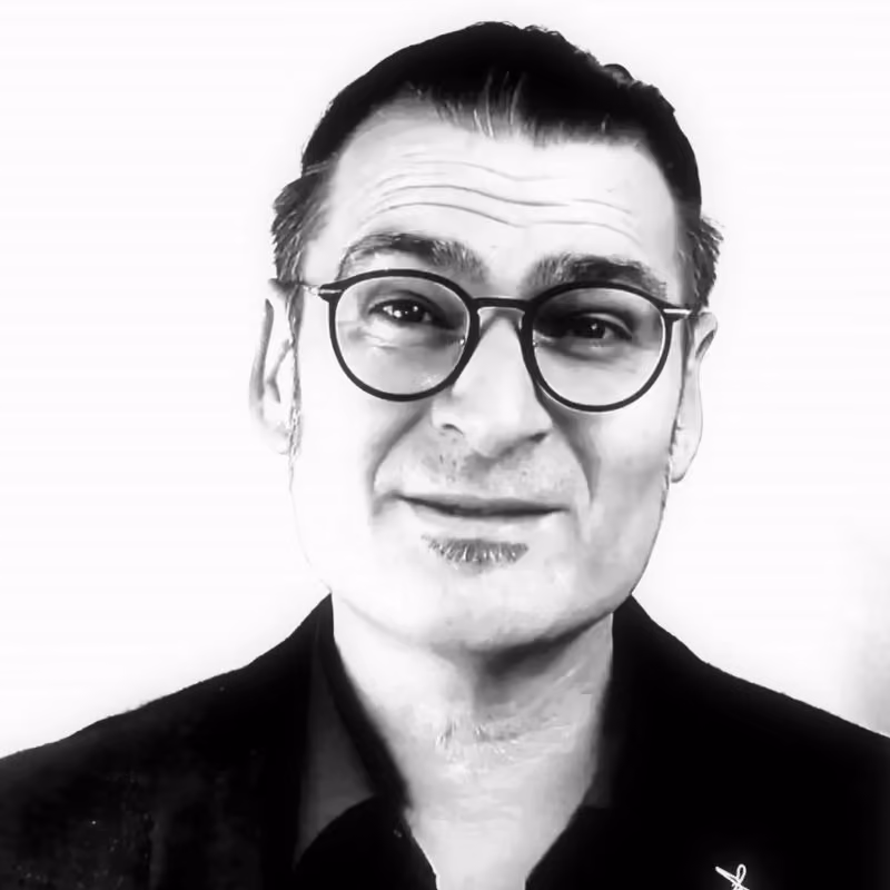 Portrait en noir et blanc de Gwen Quéméner, hypnothérapeute à Carhaix-Plouguer