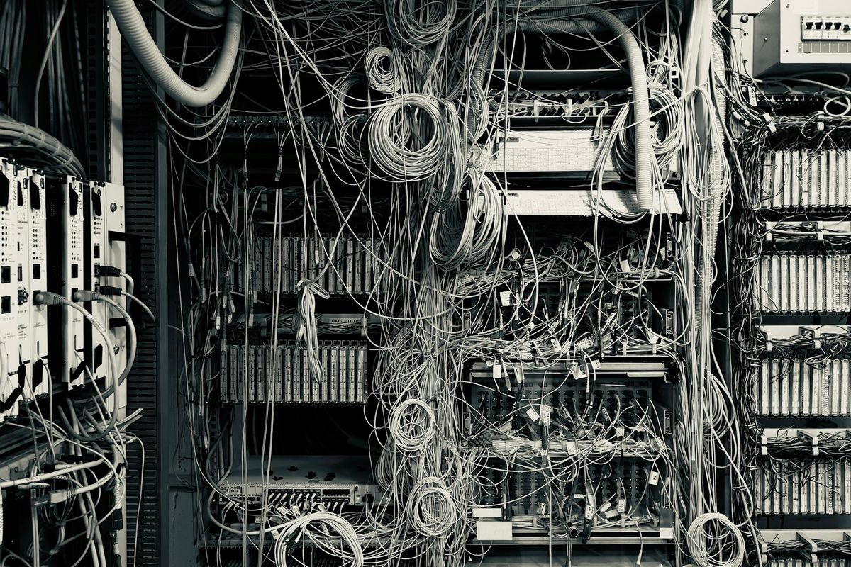 a bunch of wires and wires in a room