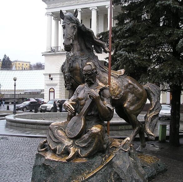 9.	Monument to Mamay at Maidan Nezalezhnosti, created by Mykola and Valentyn Znoby (2001)