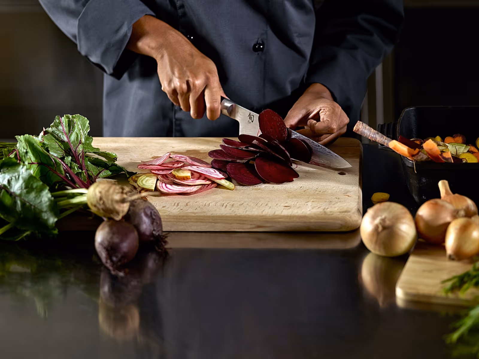 Le chef coupe des légumes © Label Fait Maison