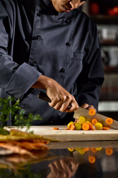 Le chef coupe des carottes © Label Fait Maison