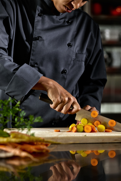 Chef chopping carrots © Label Fait Maison