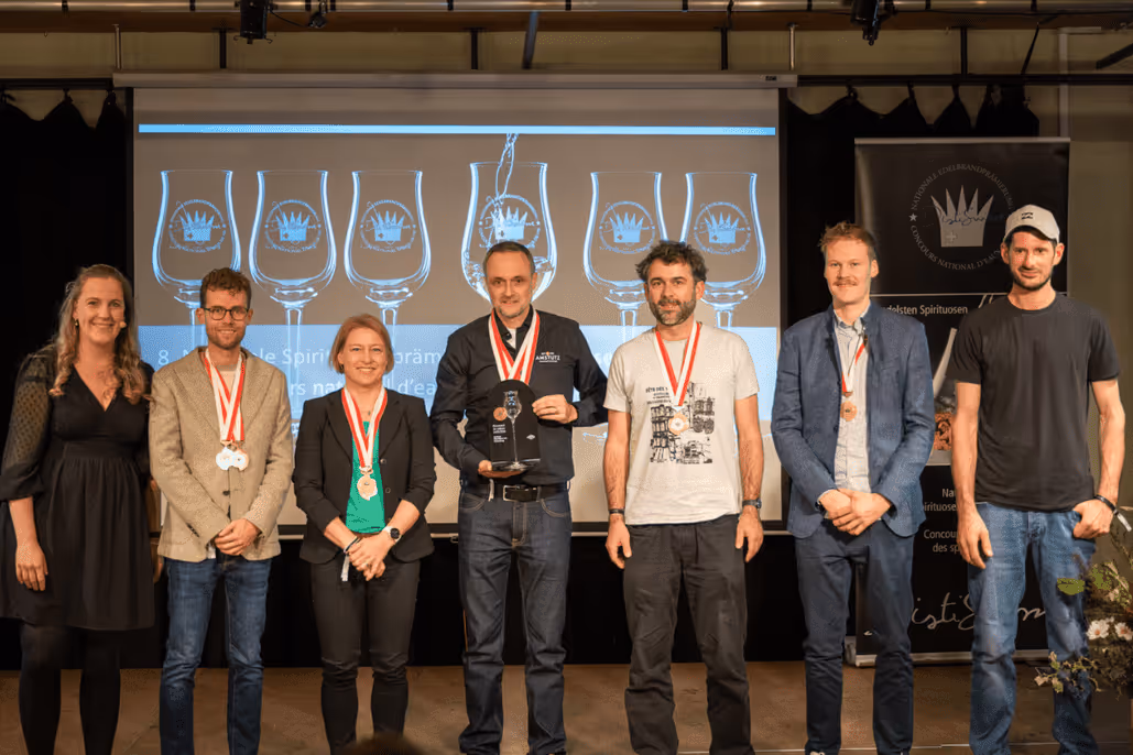 Amstutz Manufaktur remporte le titre de Distillerie de l'année 2025 - DistiSuisse