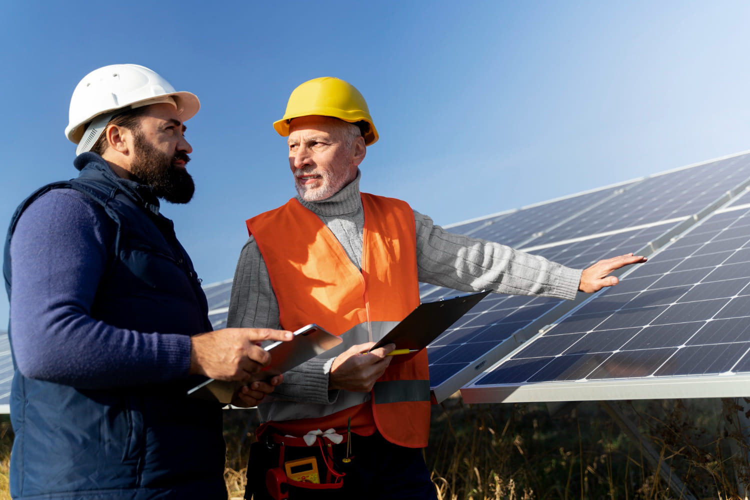 solar expert discussing in project site