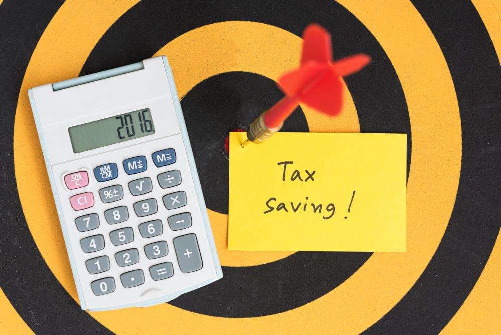 dart with calculator reflecting tax saving target