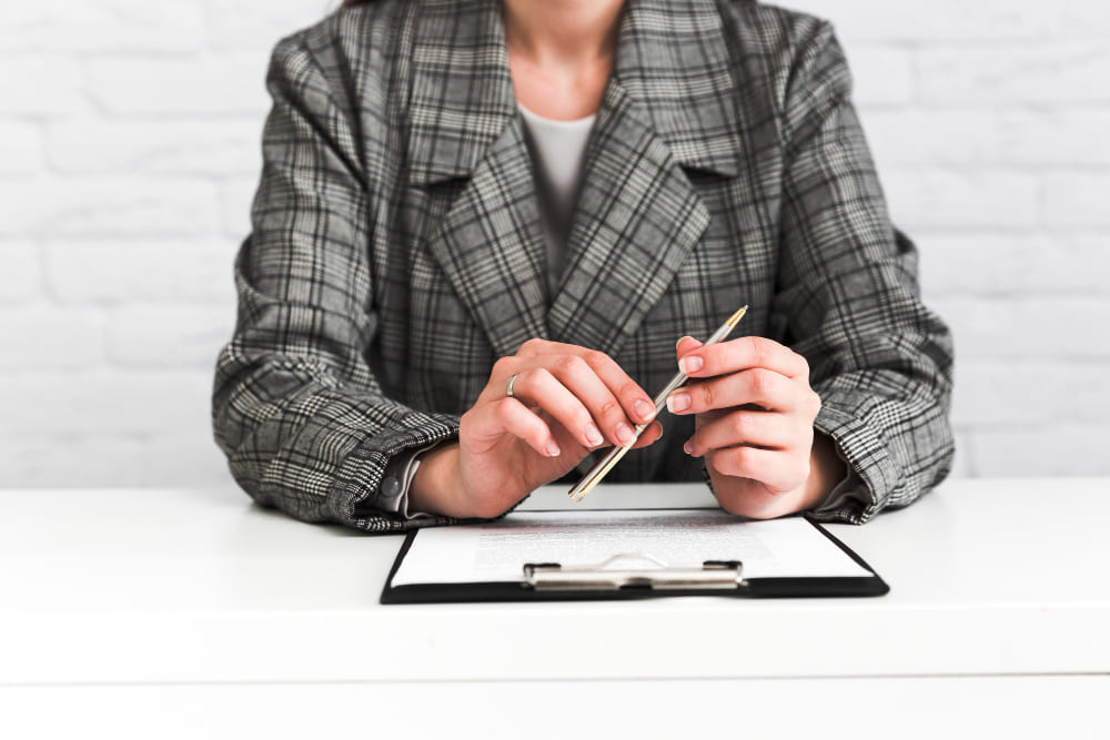 woman completing the form
