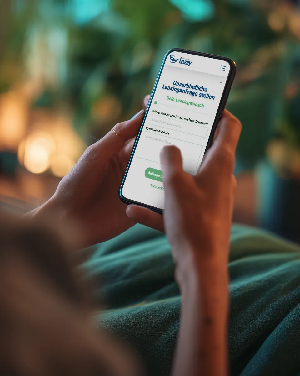Person hält ein Smartphone, auf dem ein Formular für eine unverbindliche Leasinganfrage in deutscher Sprache angezeigt wird.