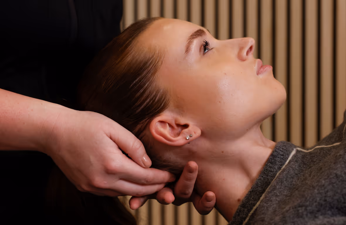 Nekpijn aan je achterhoofd? Dit zijn 5 oorzaken (en wat écht helpt)