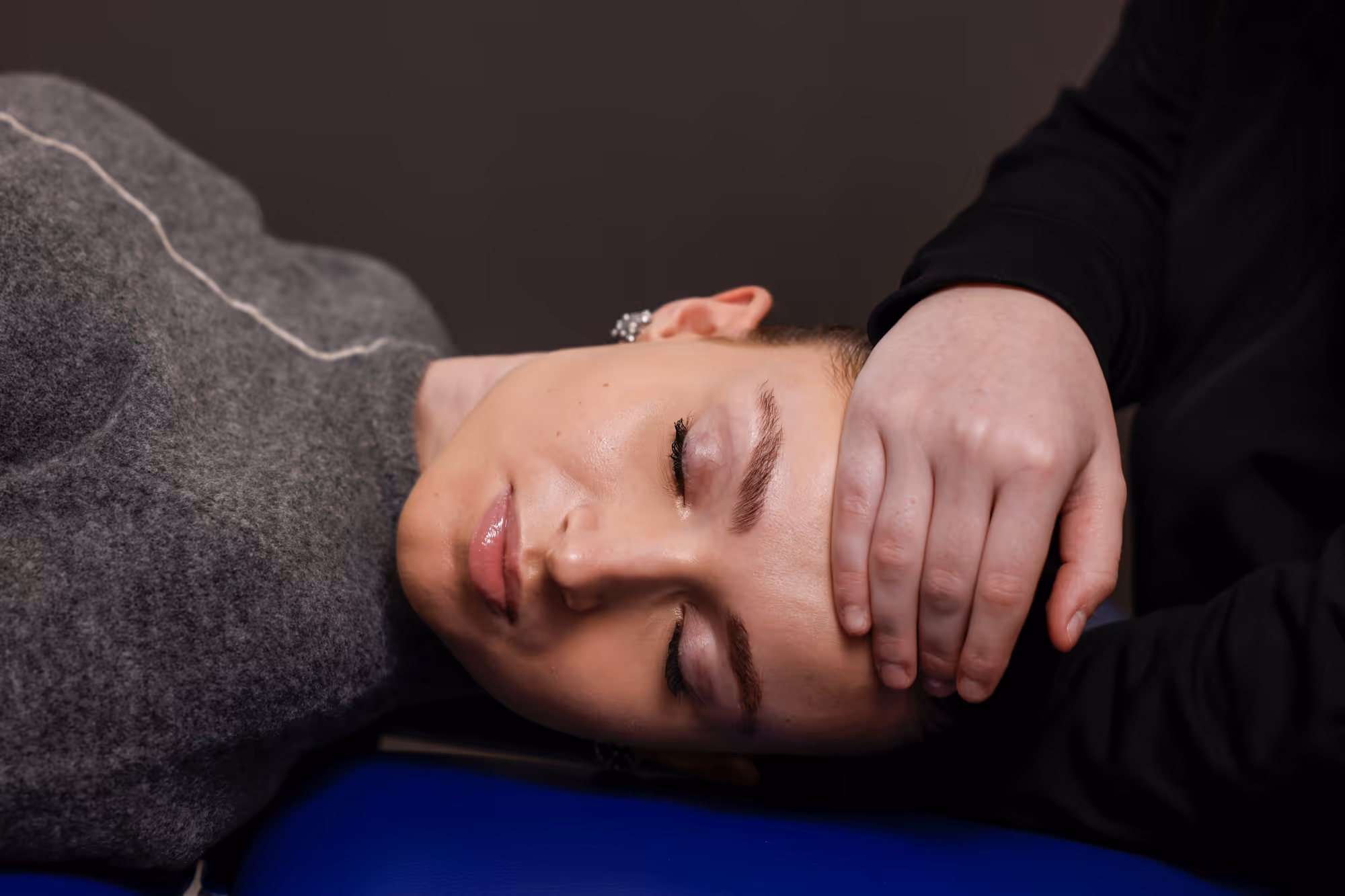 3 oorzaken van hoofdpijn zonder bril (en hoe fysiotherapie helpt)