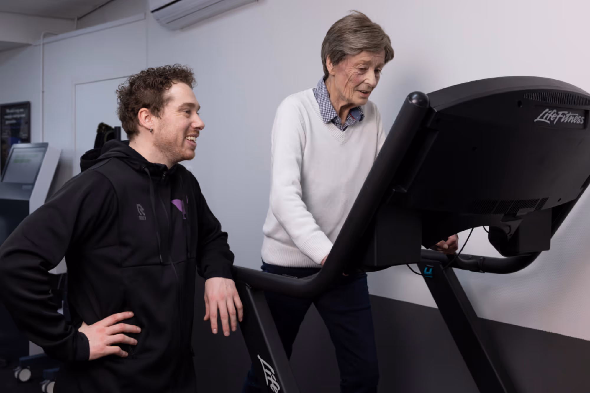 Hoofdpijn onder de zonnebank: waarom het gebeurt en wat u eraan kunt doen