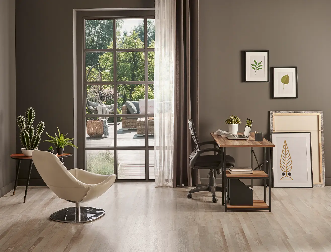 Modernes Homeoffice mit großem Fenster zum Garten, hellem Holzboden, schlankem Schreibtisch, dekorativen Pflanzen und einer cremefarbenen Lounge-Sitzschale.