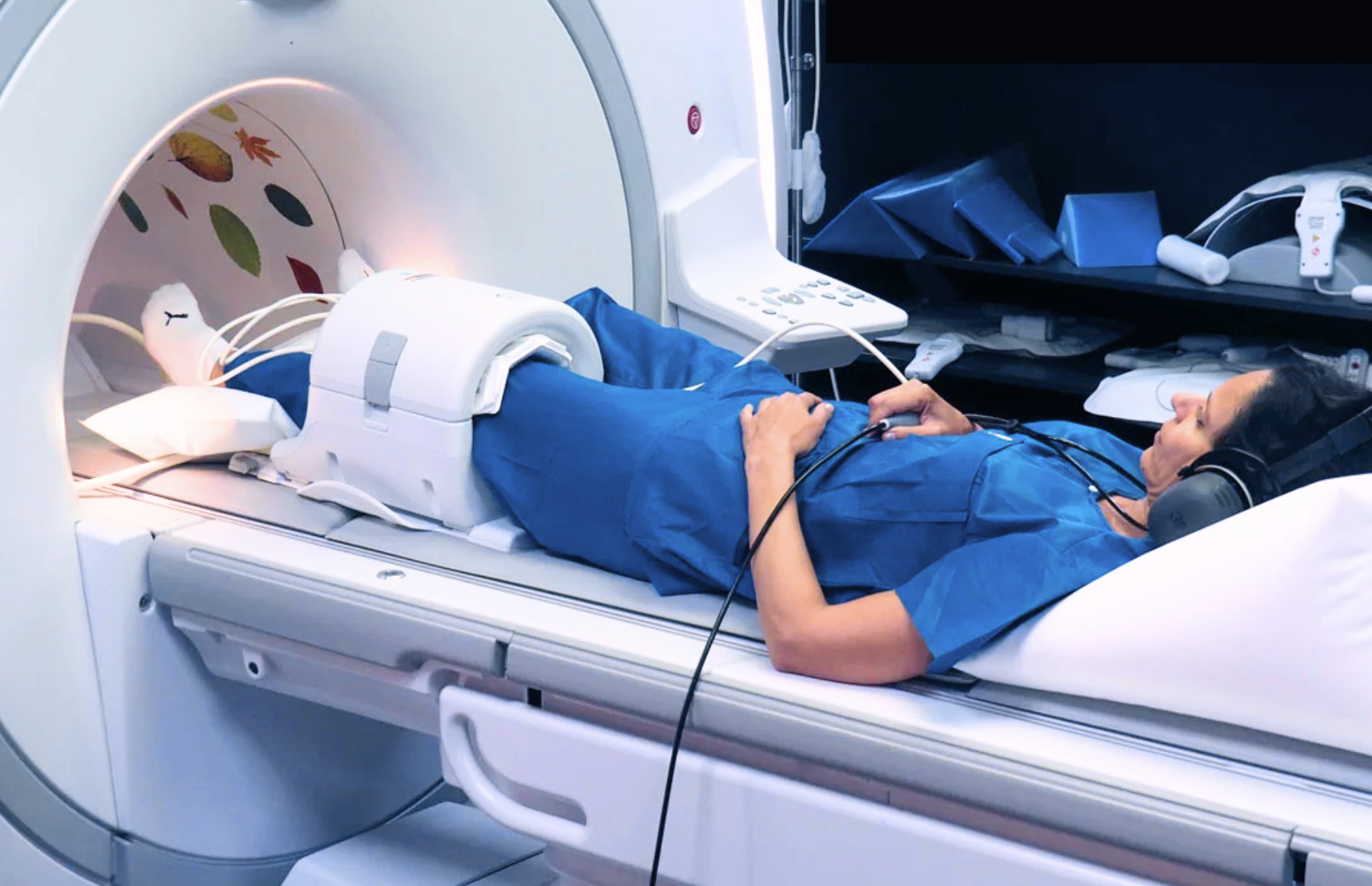 Patient lying in MRI scanner feet-first and supine with the a dedicated knee coil
