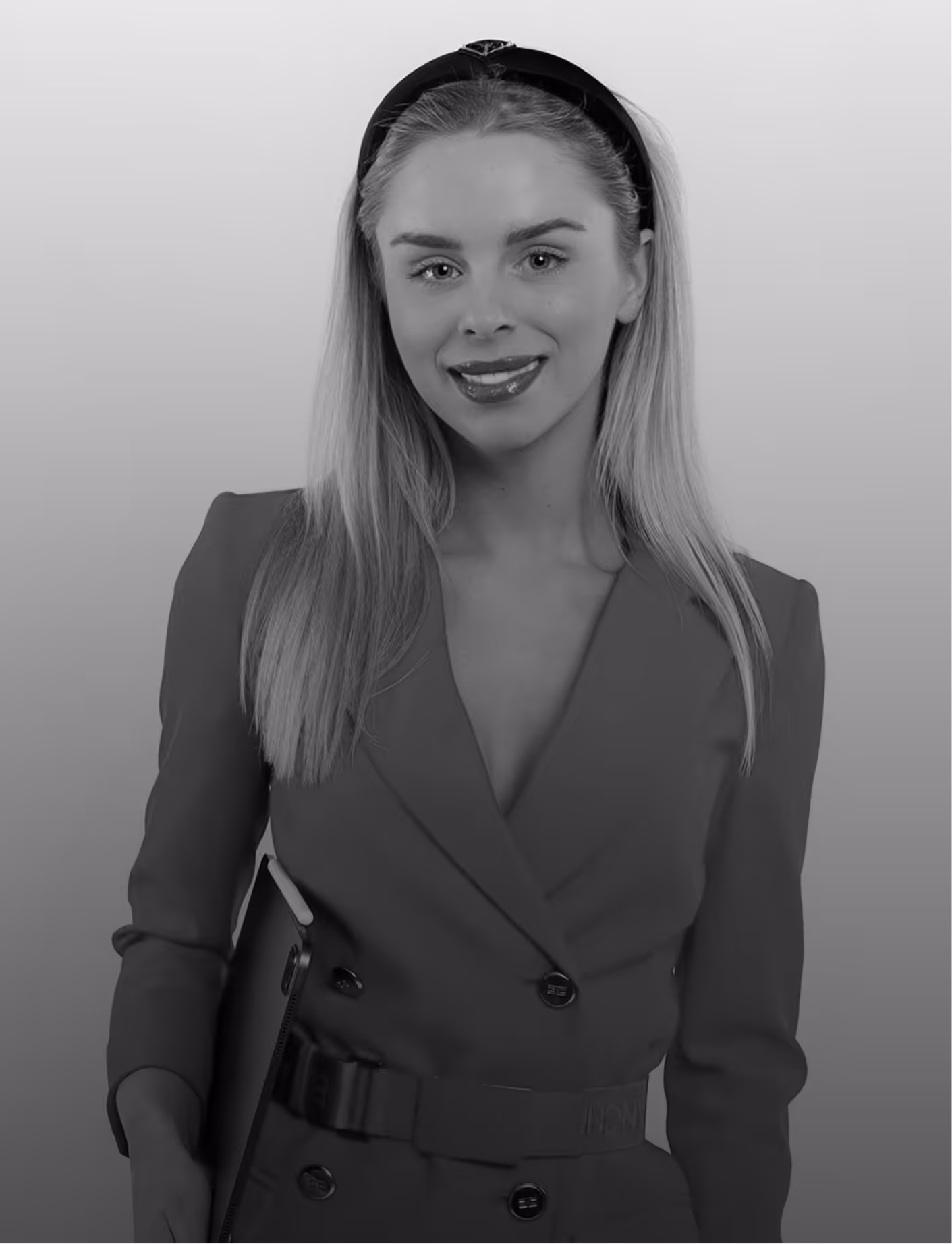 Heller Büroflur mit Holzboden, schwarzen Regalen links, Glastrennwänden rechts und rotem 900 Grad Steuerberatung-Schild an der Wand.