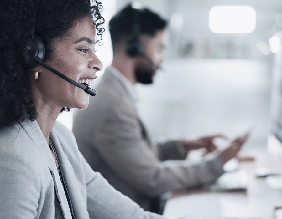 Femme équipée d'un casque, devant un ordinateur, représentant Topnet services plus, entreprise de nettoyage