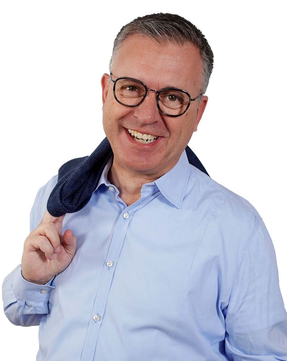 Simon Maurer schaut mit lächelndem Blick in die Kamera