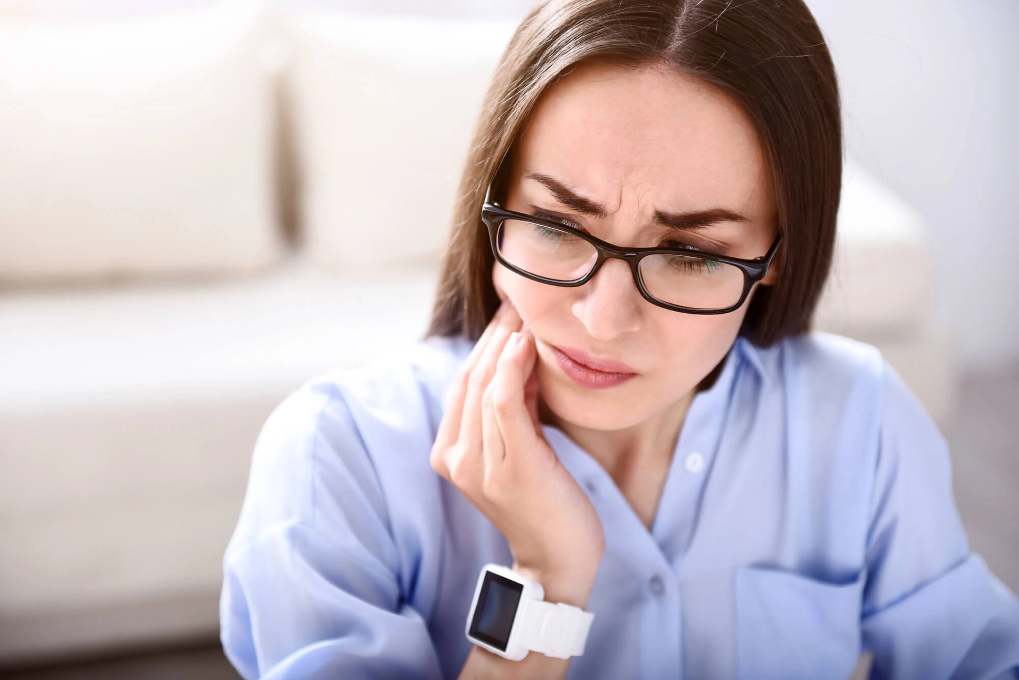 woman in pain and needing to see a Dentist in Seagoville