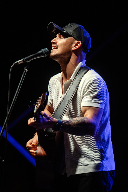 Nathan Lamont performing at the Karijini Experience