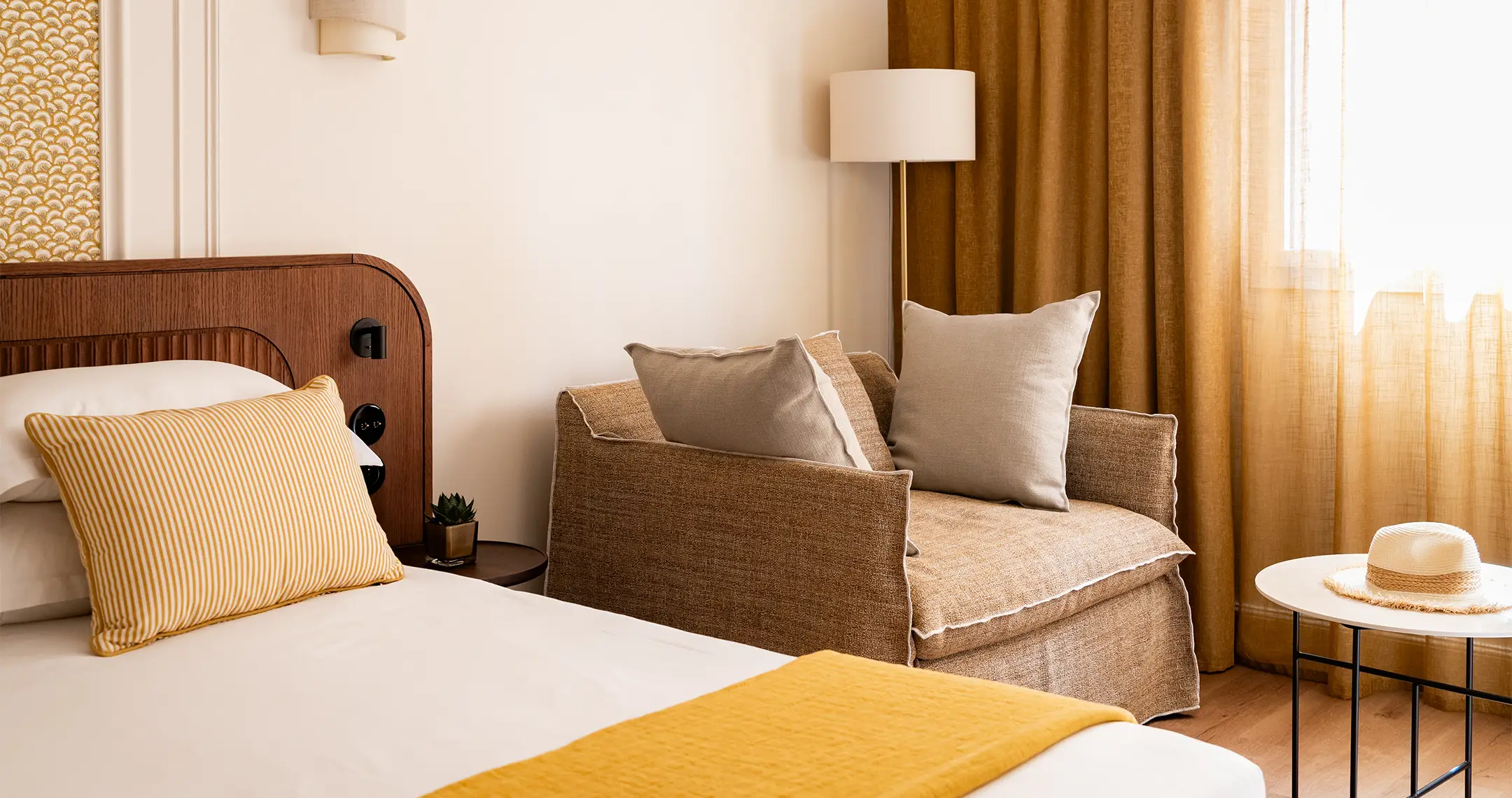 Chambre élégante de LePoussin Hôtel à Cannes.