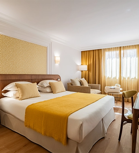 Chambre lumineuse et confortable de LePoussin Hôtel à Cannes.