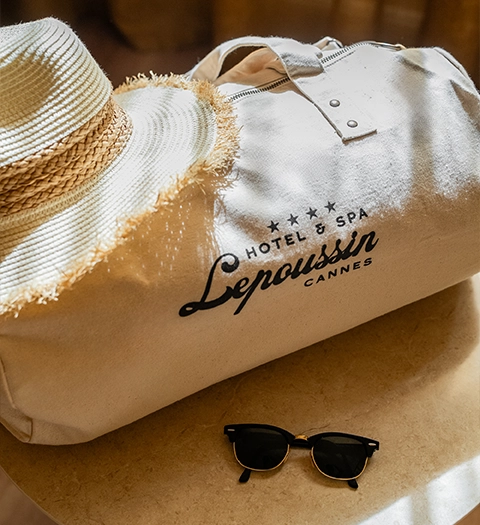 Sac et chapeau de LePoussin Hôtel pour un séjour à Cannes.