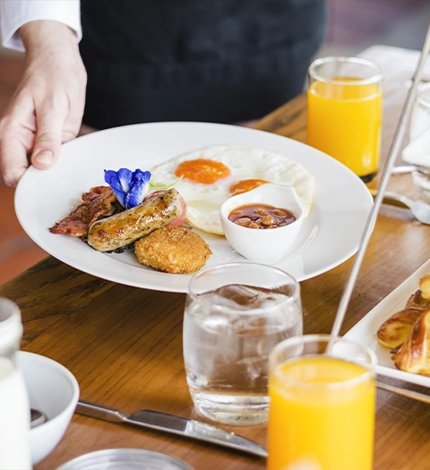 Petit-déjeuner gourmand servi à LePoussin Hôtel à Cannes.