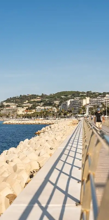 Balade en bord de mer à Cannes près de Le Poussin Hôtel.