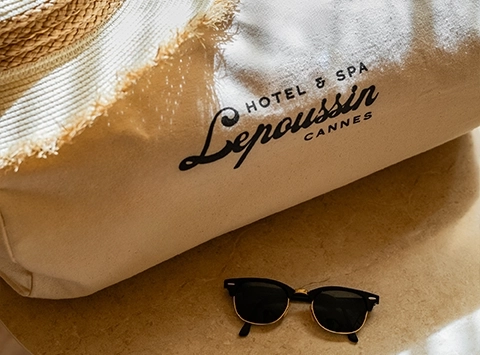 Vue intérieure d’une chambre confortable de l'Hôtel Lepoussin à Cannes.