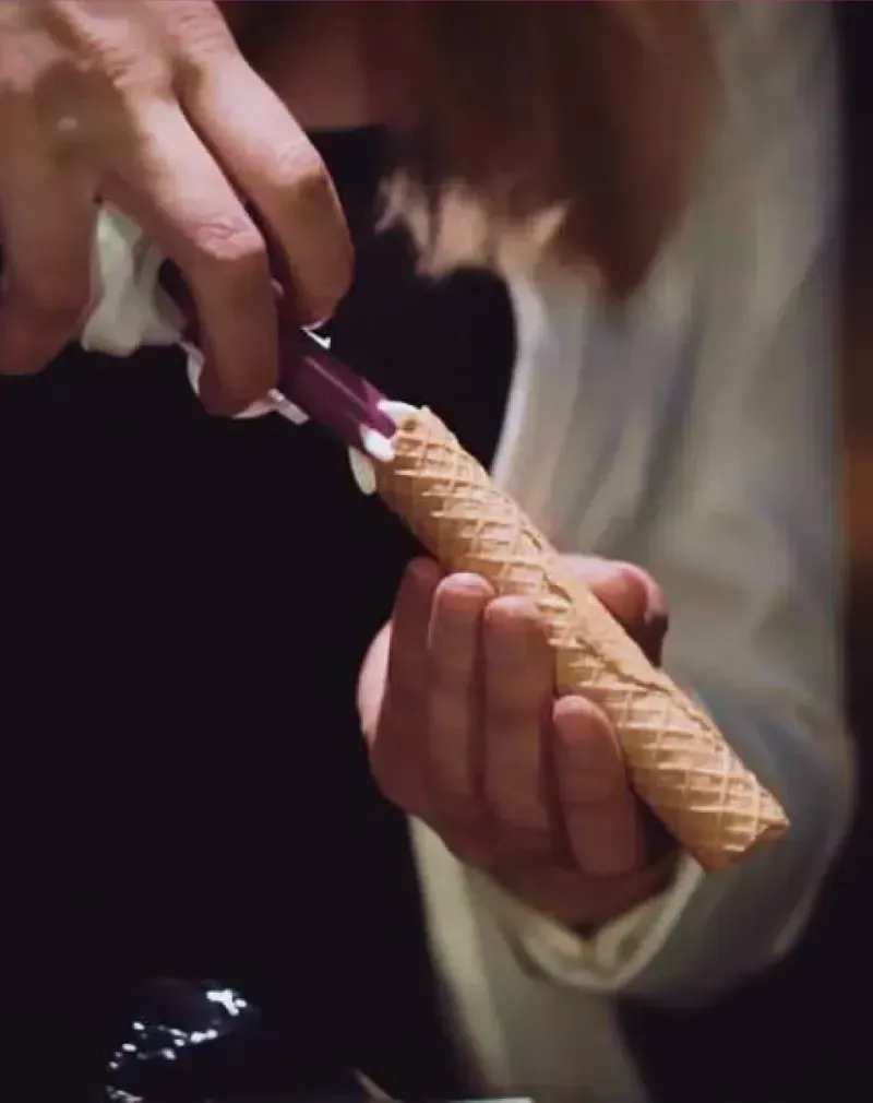 Vegter's Rolletje wordt slagroom in gespoten met slagroom spuit