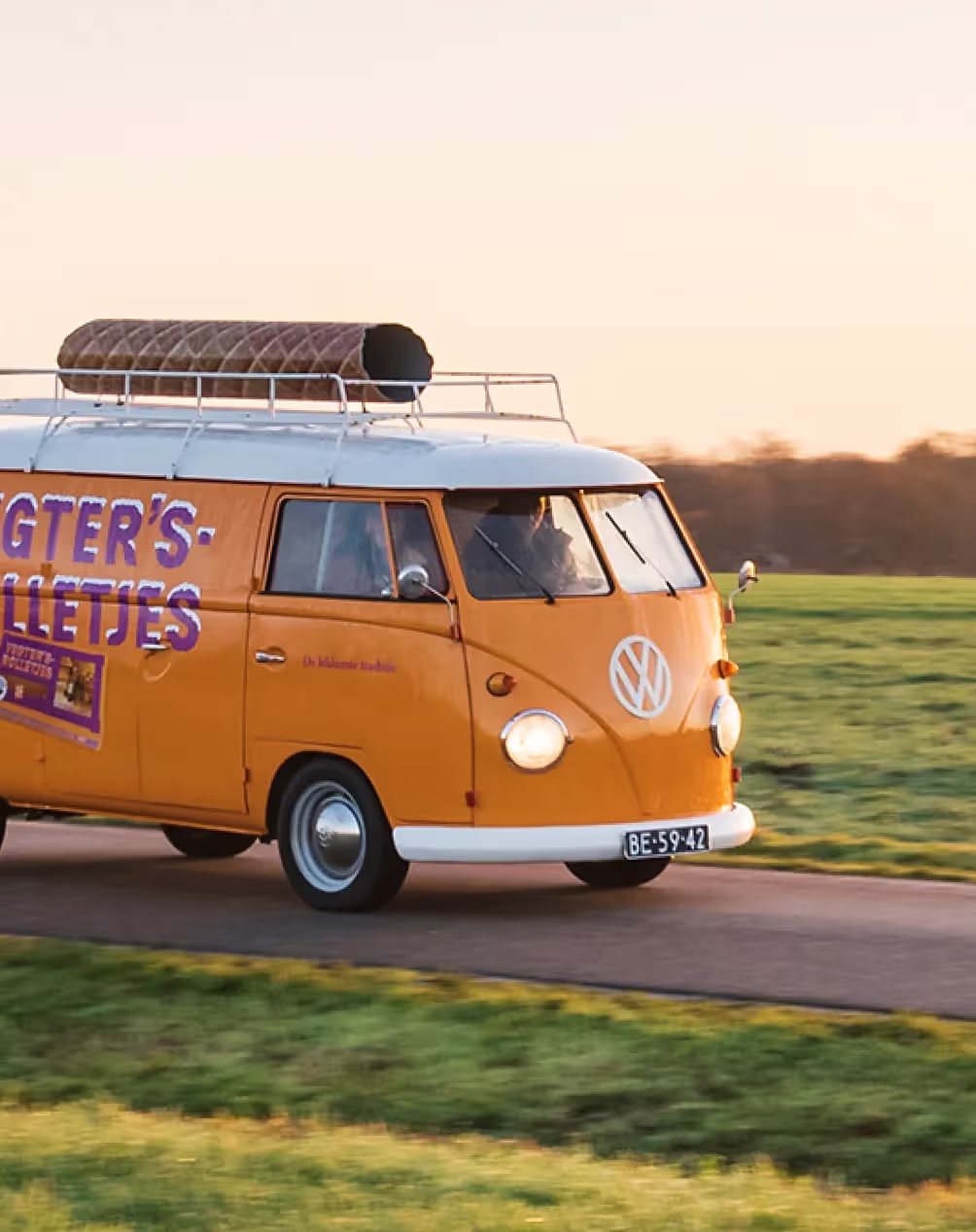 Vegter's Rolletjes gele Volkswagen bus on tour