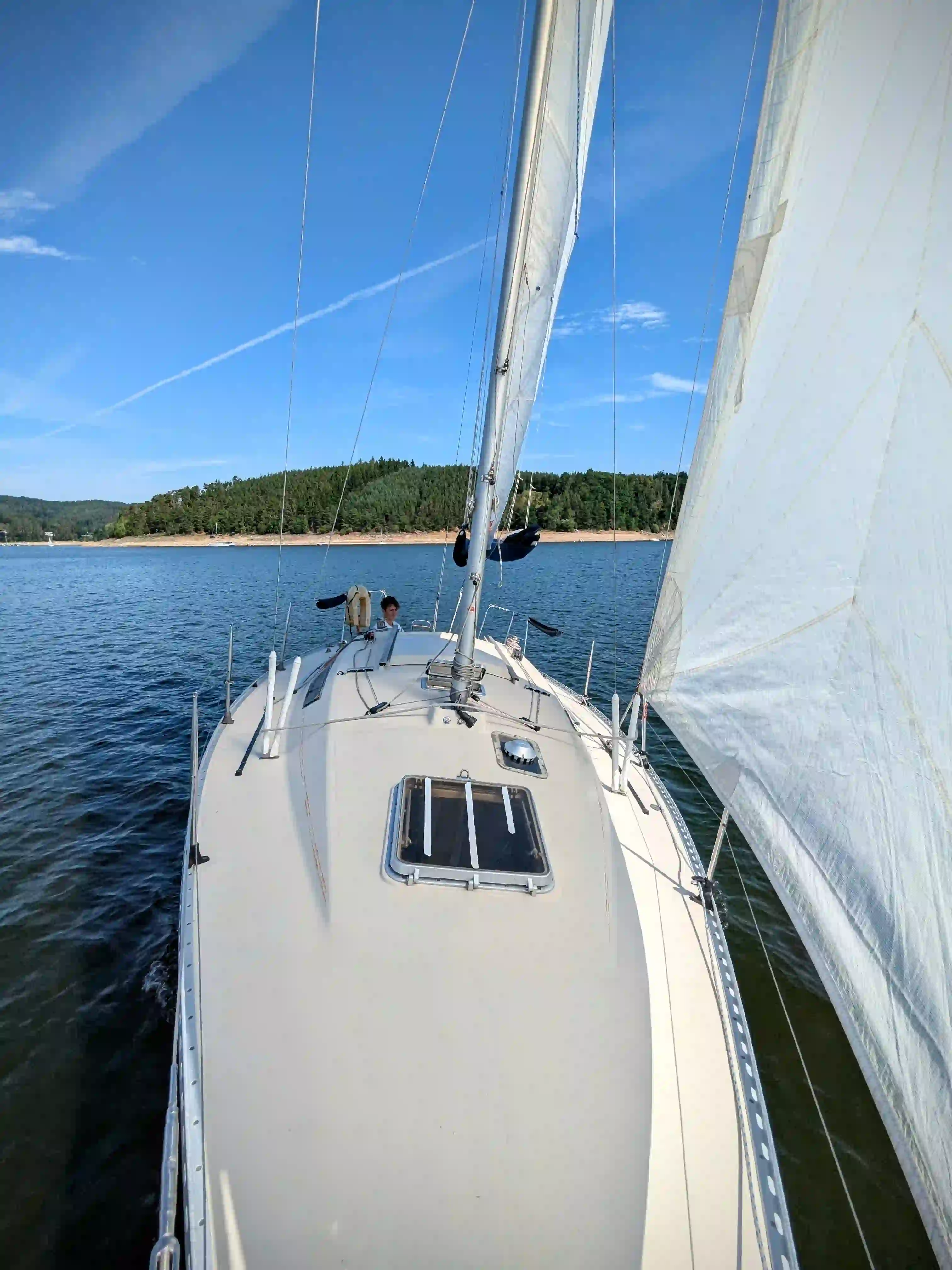 Plachetnice na Orlíku plující pod plachtami