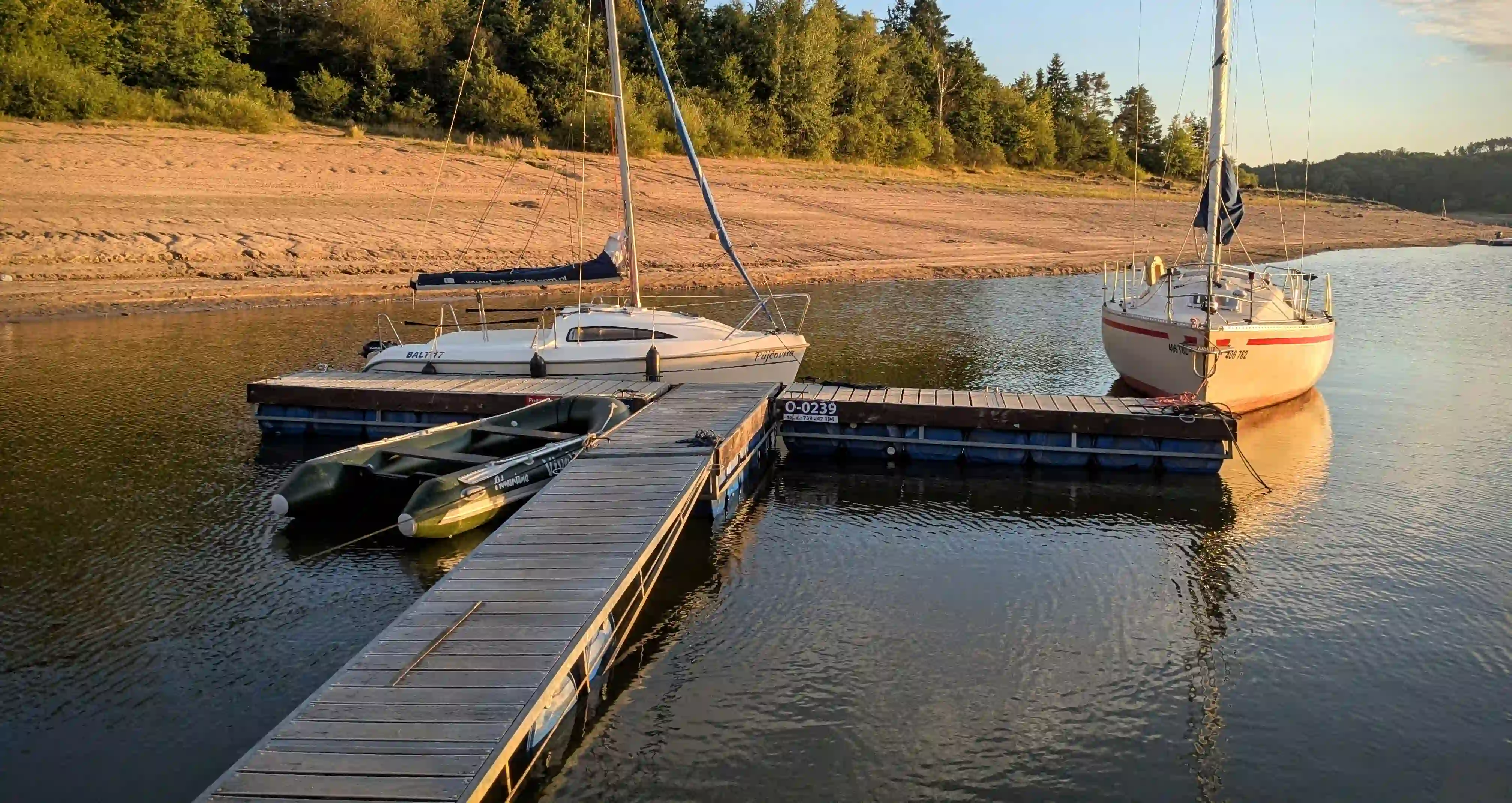 Molo a plachetnice na Orlické přehradě