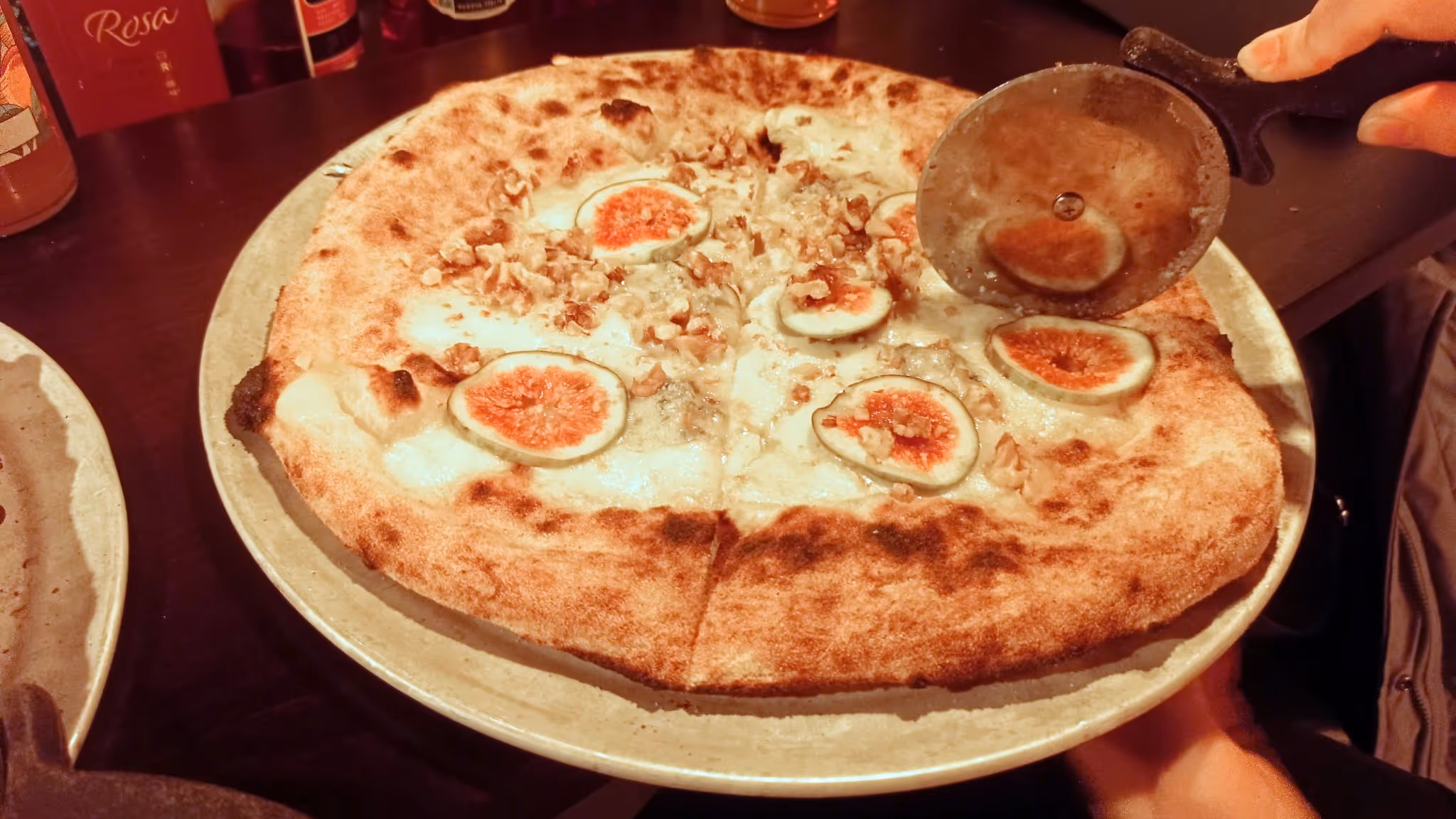 Pizza “Paulie Walnuts mit feinen Walnüssen und Feigen