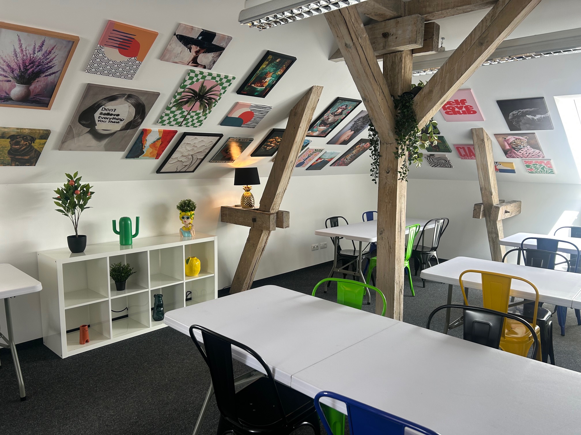 Im Raum für Farbe hängt die Kunst an der Decke