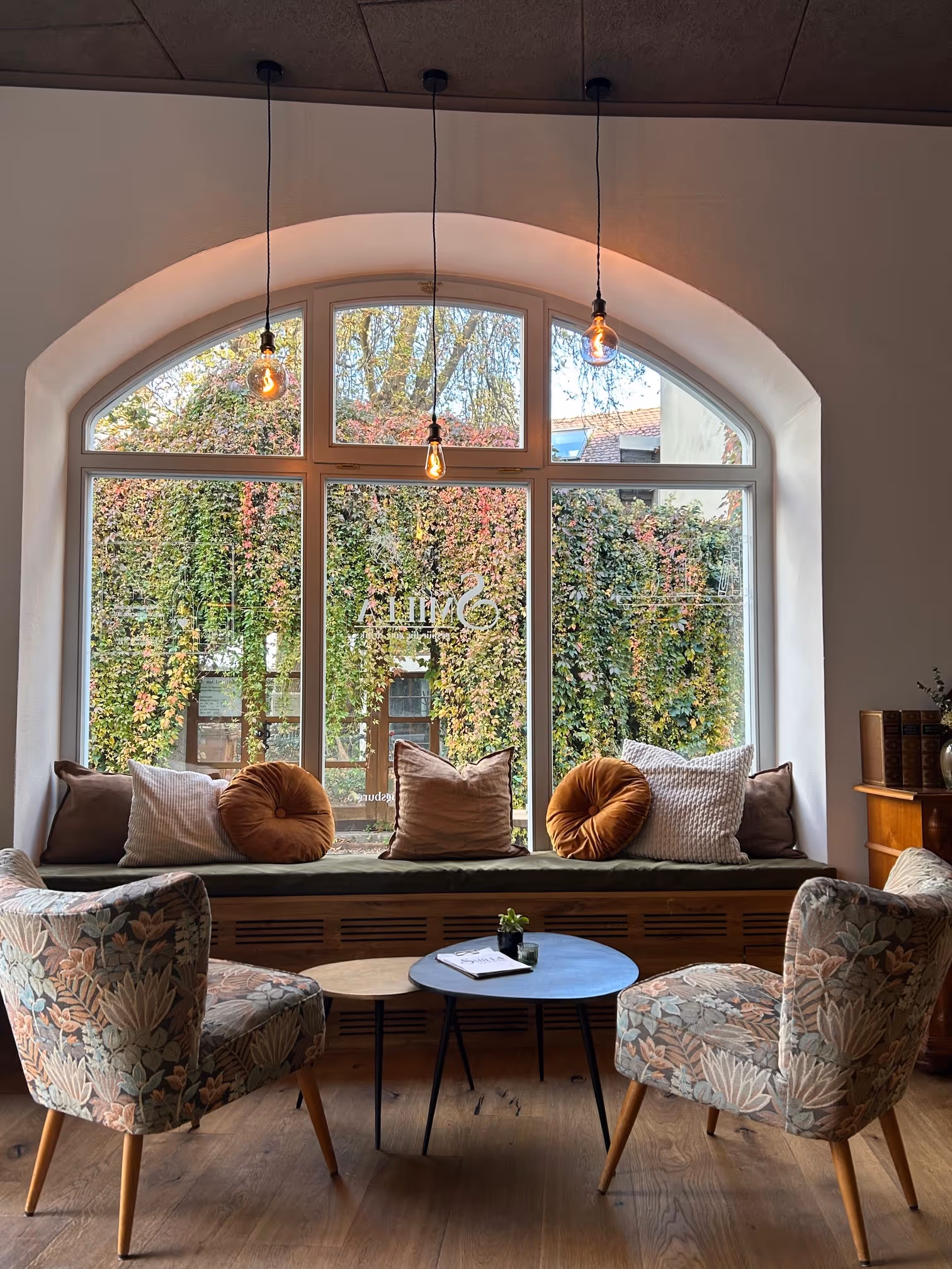 ein Platz, der Cafe, Bar und Wohnzimmer zugleich ist