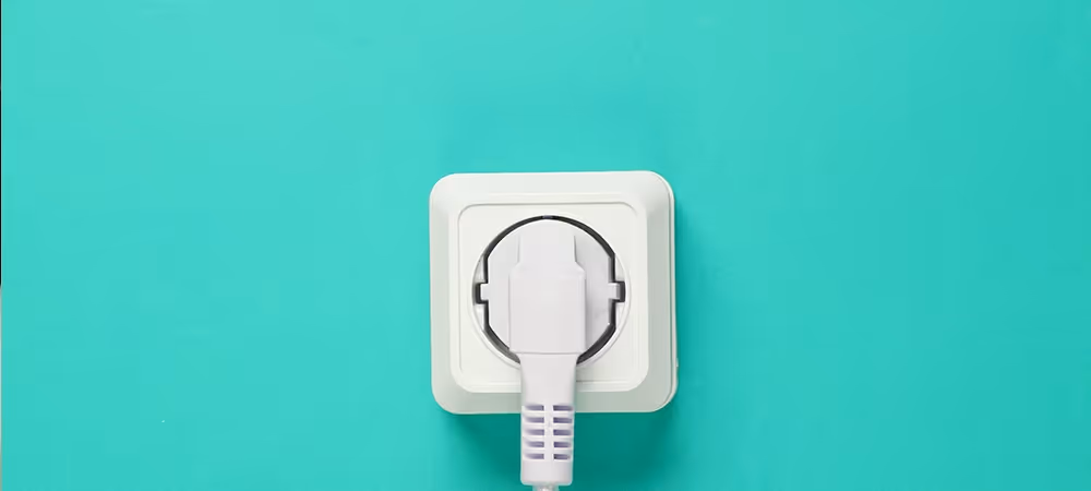 Bilde av en hvit stikkontakt på turkis bakgrunn, som symbol på en Wordrpess Plugin / utvidelse