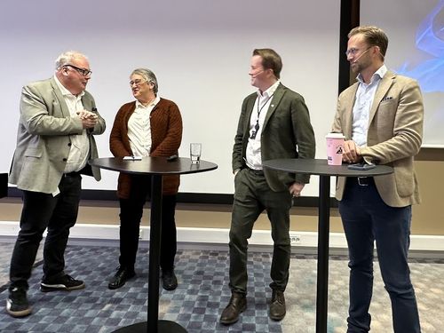 deltagerne står på scenen i samtale