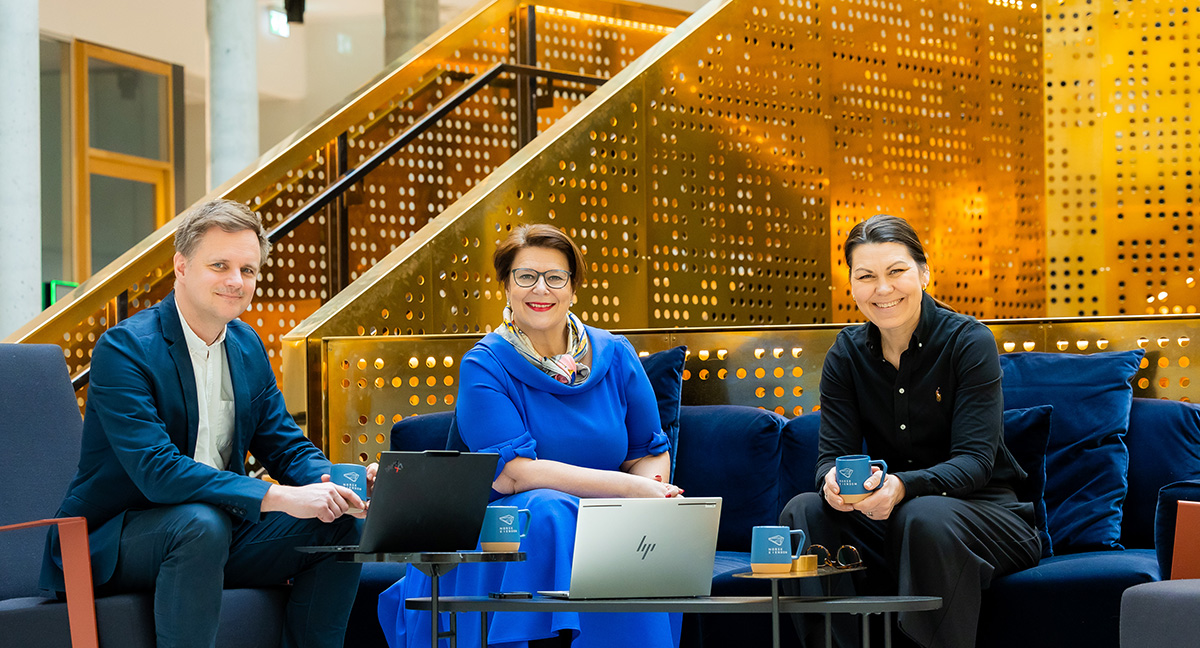 Vidar Fiskum, Tone Tellevik Dahl og Miriam Våraker Høstmælingen foran gulltrappa i loungeområdet. Som ansatt i Norsk Eiendom, vil du ha kontorplass i flotte Øvre Vollgate 9. 