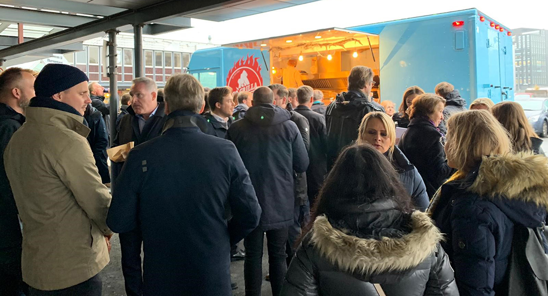 Mingling med gourmetpølser før befaringen.