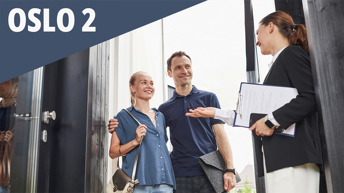 Et smilende ungt par snakker med boligforvalteren utenfor en leilighet