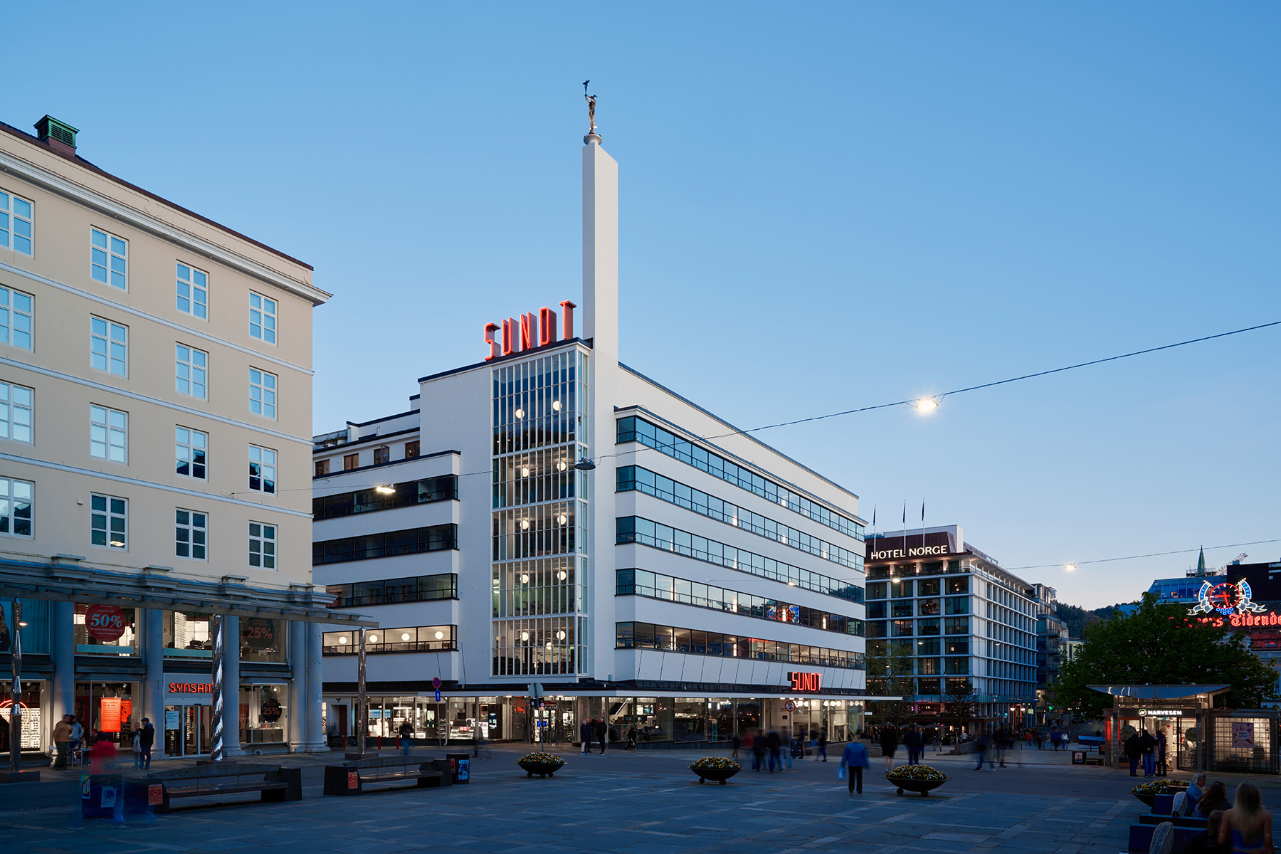 fasadebilde i solskinn