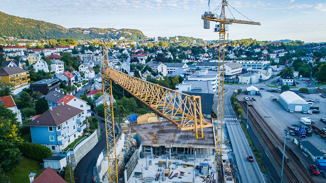 heisekran sett ovenfra i industriområde