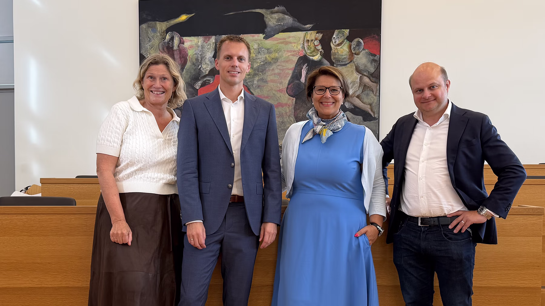 portrett av gruppen smilende mot kamera