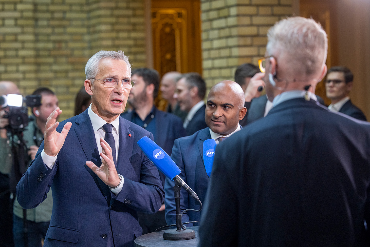Finansminister Jens Stoltenberg intervjues av NRK i Vandrehallen etter finanstalen i Stortinget 15. oktober i fjor. Foto: Morten Brakestad/Stortinget