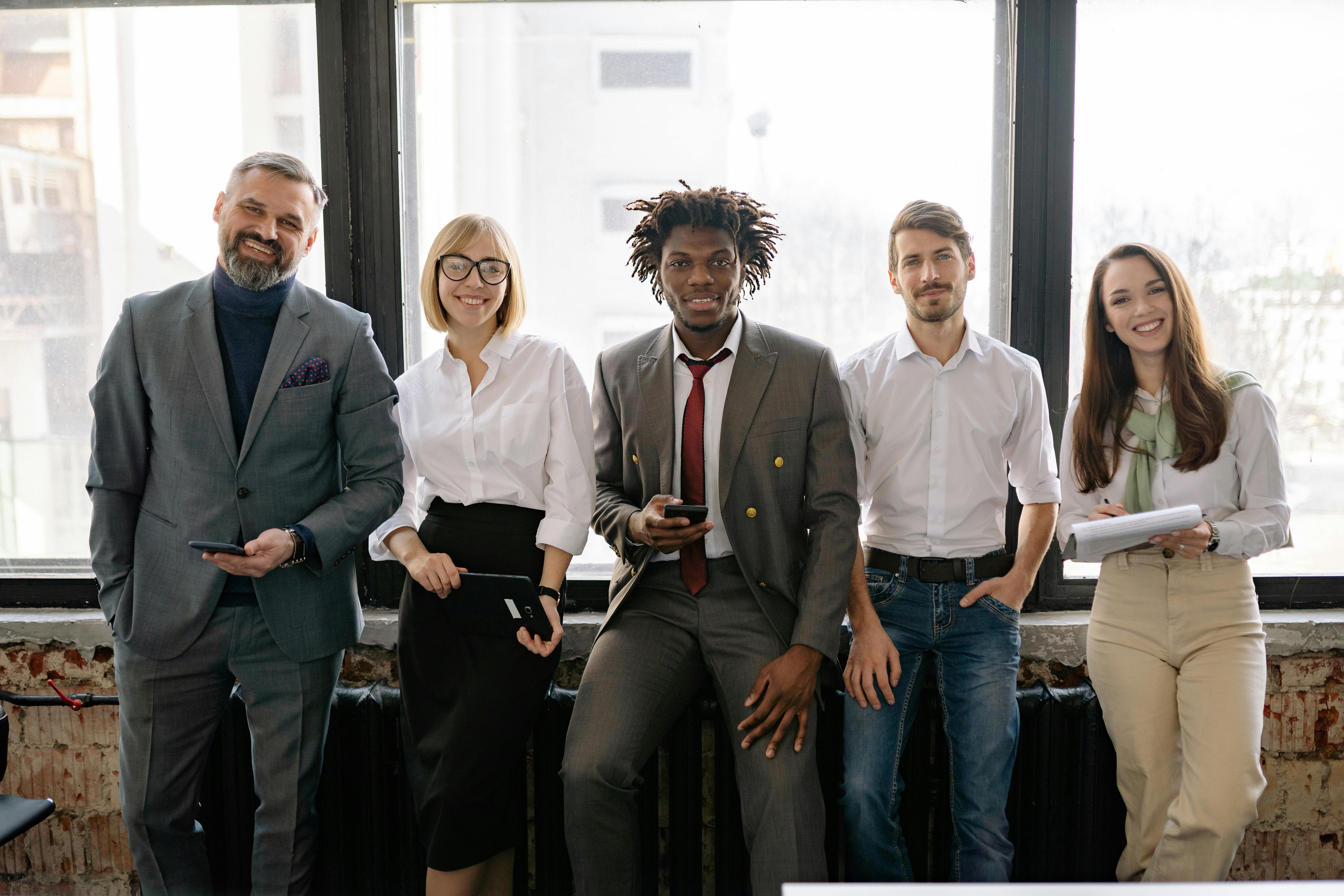 A woman looks thoughtfully and enthusiastically at two consultants who turn their backs on us.