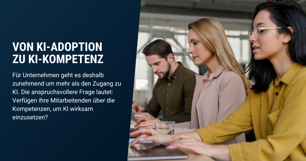 Blogbild zum Thema KI-Kompetenz in Unternehmen. Oben zeigt ein breites Foto drei Personen, die gemeinsam an Laptops an einem Tisch in einem hellen, modernen Büro arbeiten. Die Szene ist in neutralen Farben mit Weiß-, Grau- und warmen Holztönen gestaltet. Darunter stehen die Überschrift „Von KI-Adoption zu KI-Kompetenz“ und der Text: „Für Unternehmen geht es deshalb zunehmend um mehr als den Zugang zu KI. Die anspruchsvollere Frage lautet: Verfügen ihre Mitarbeitenden über die Kompetenzen, um KI wirksam einzusetzen?“