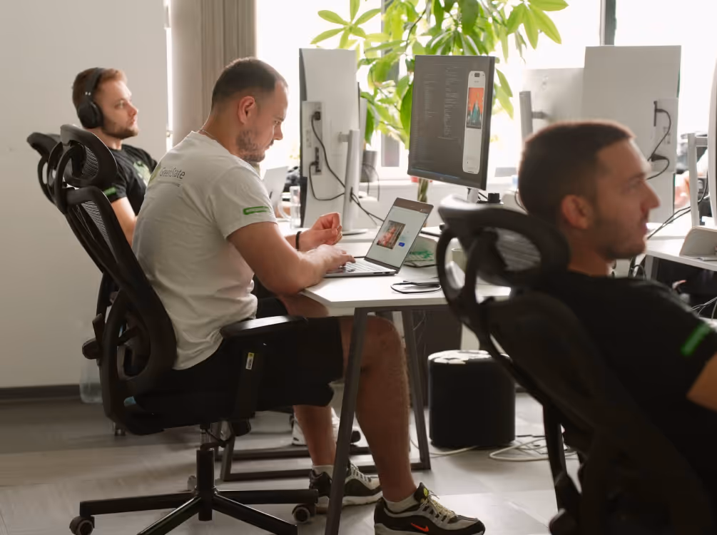 Employees programing mobile app